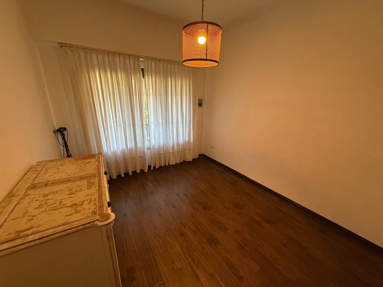 Casa de 6 ambientes en dos plantas - Parque Luro