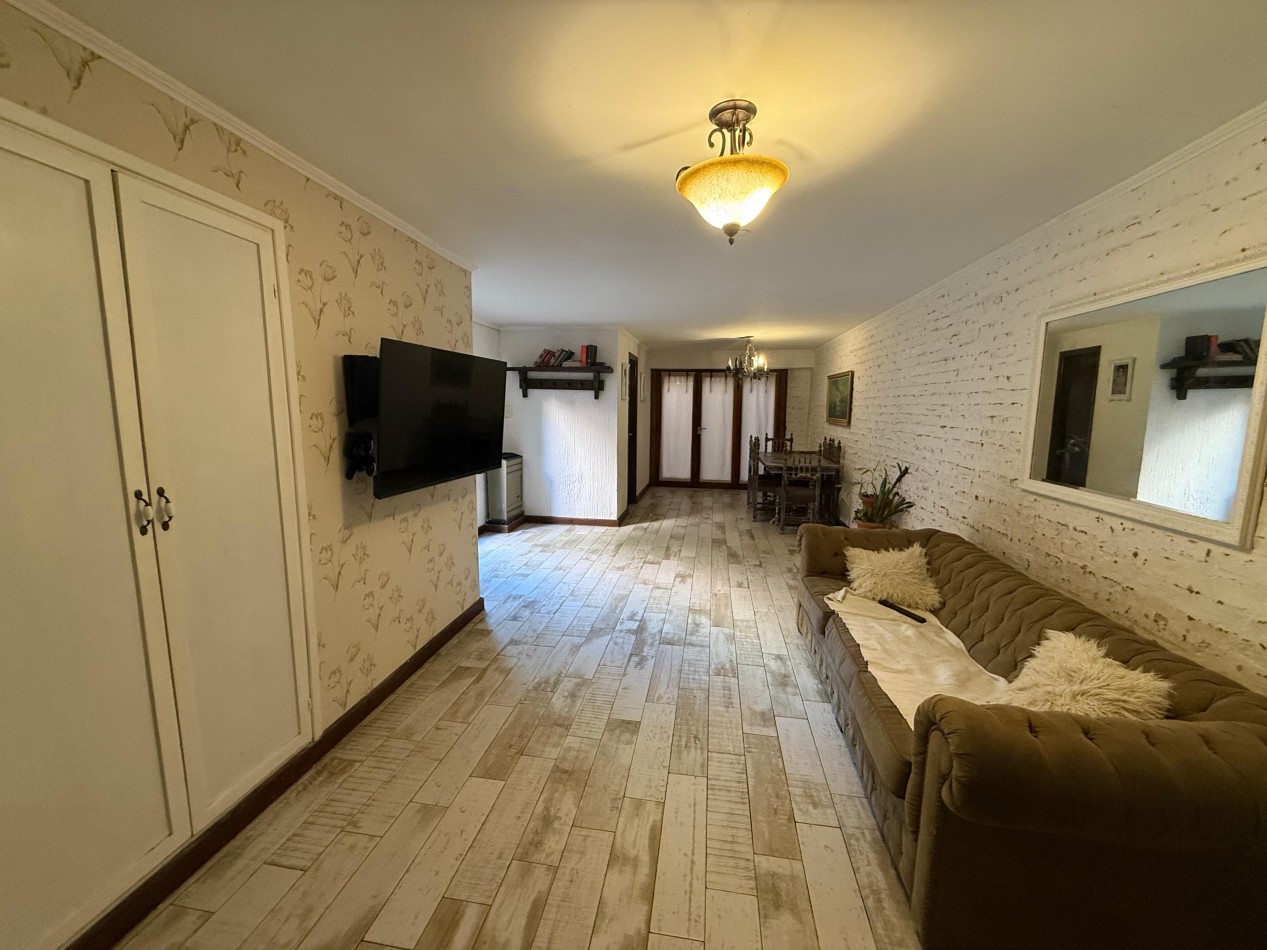 Casa de 6 ambientes en dos plantas - Parque Luro