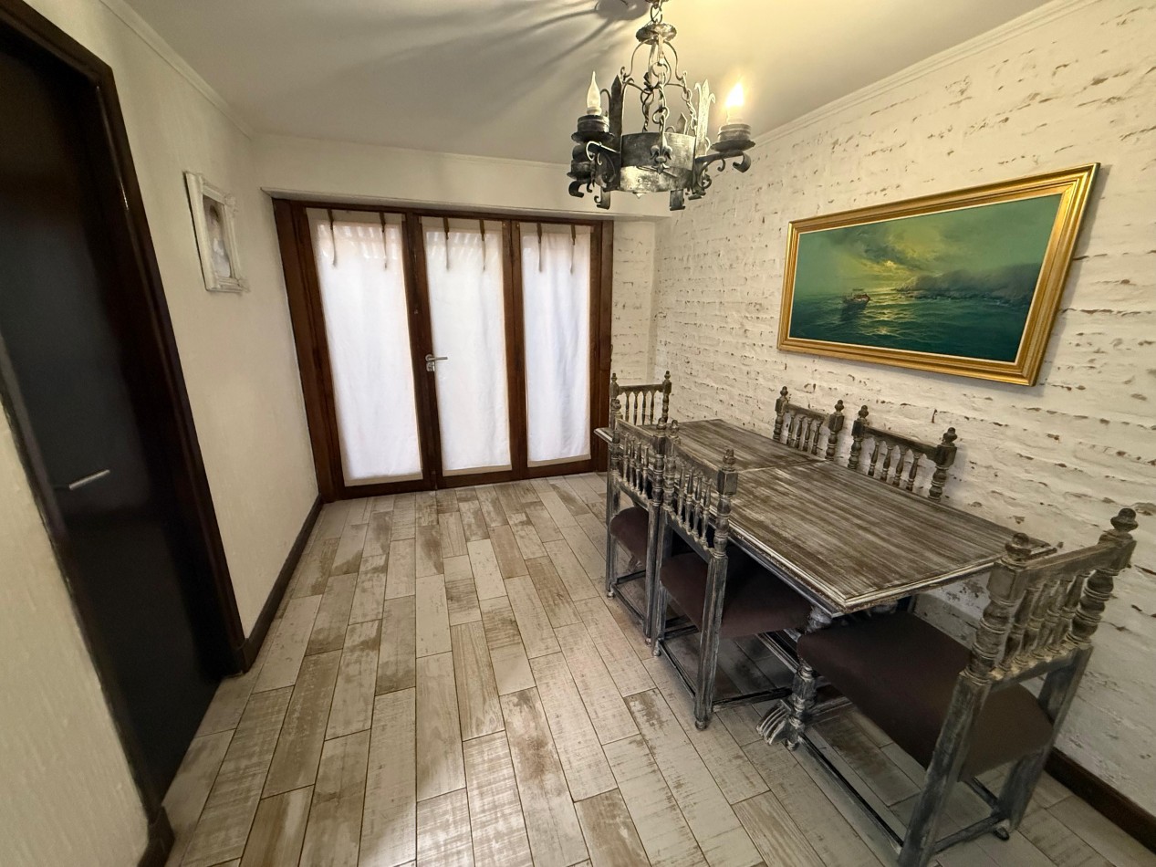 Casa de 6 ambientes en dos plantas - Parque Luro