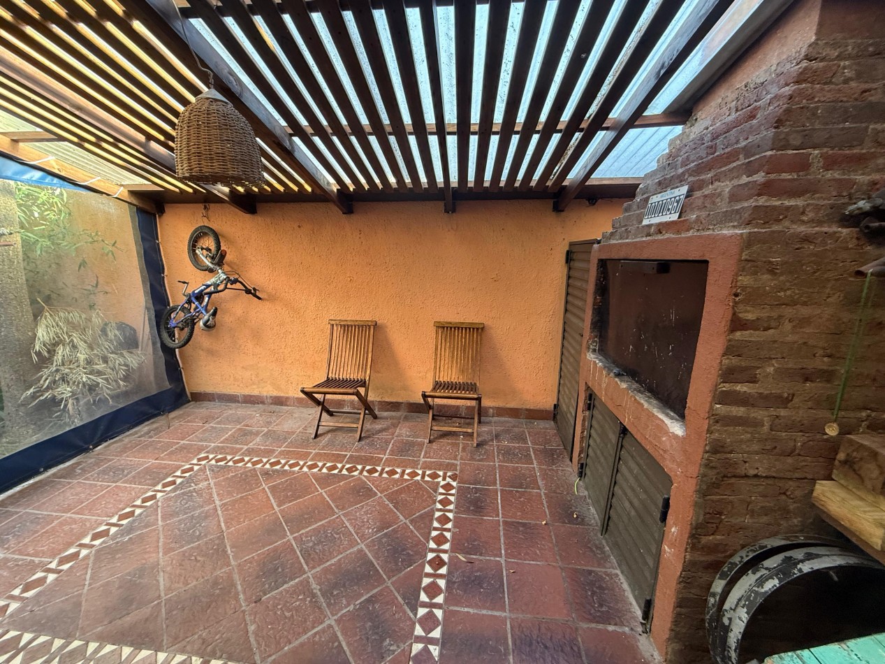 Casa de 6 ambientes en dos plantas - Parque Luro