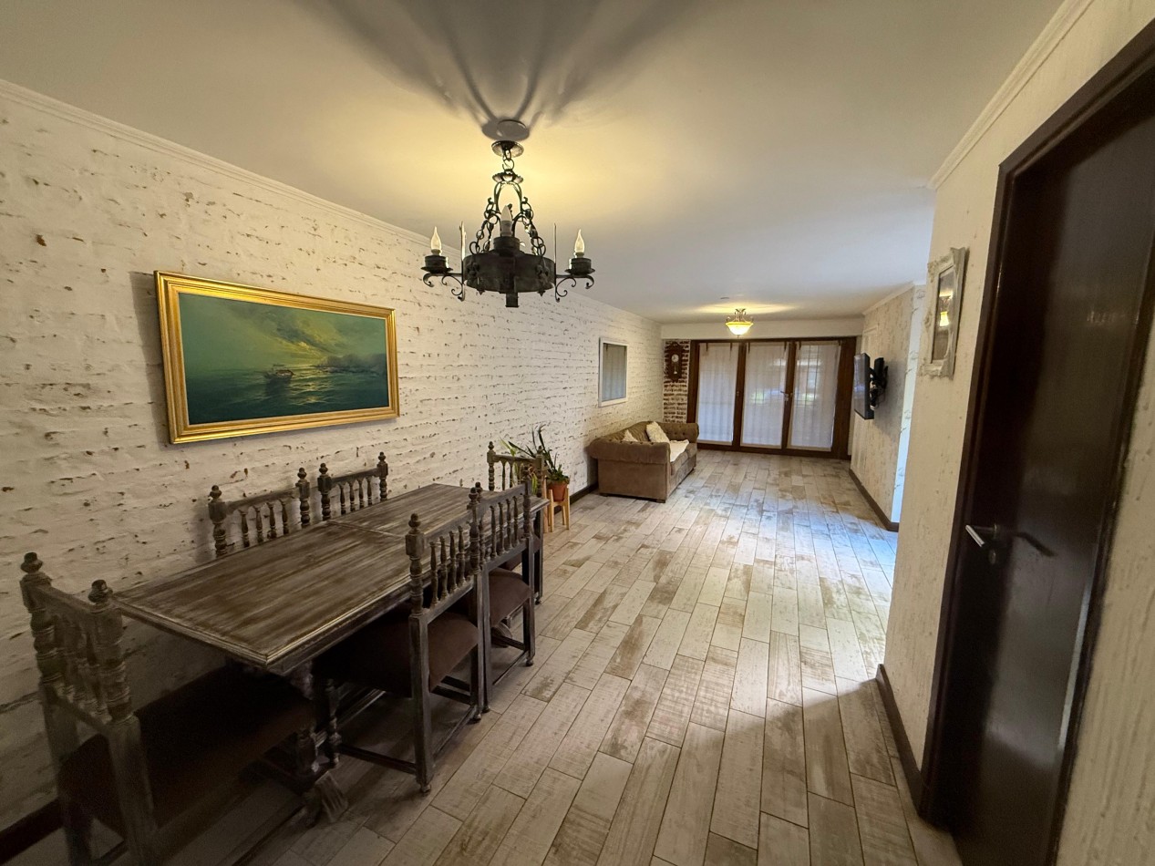 Casa de 6 ambientes en dos plantas - Parque Luro