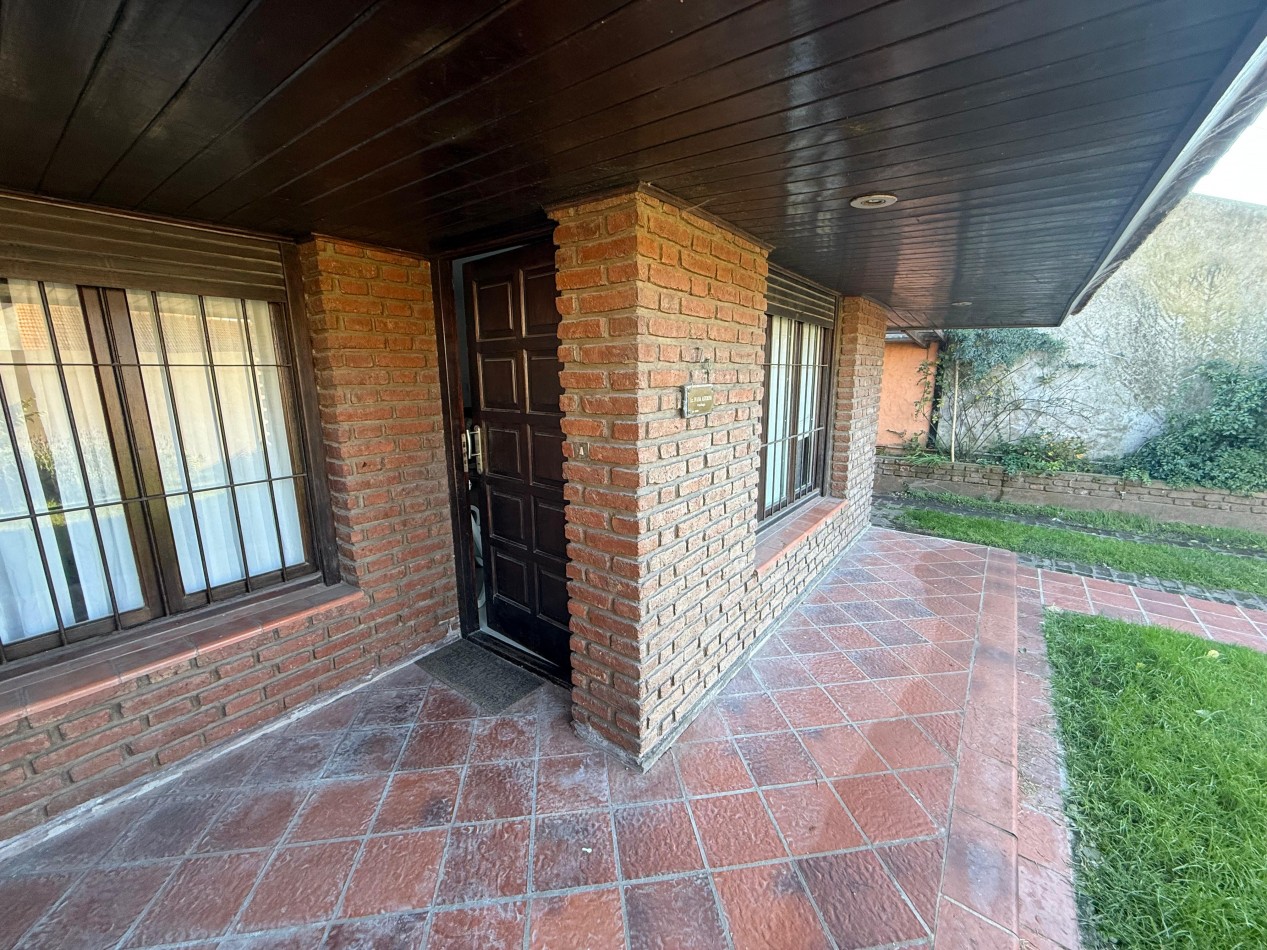 Casa de 6 ambientes en dos plantas - Parque Luro