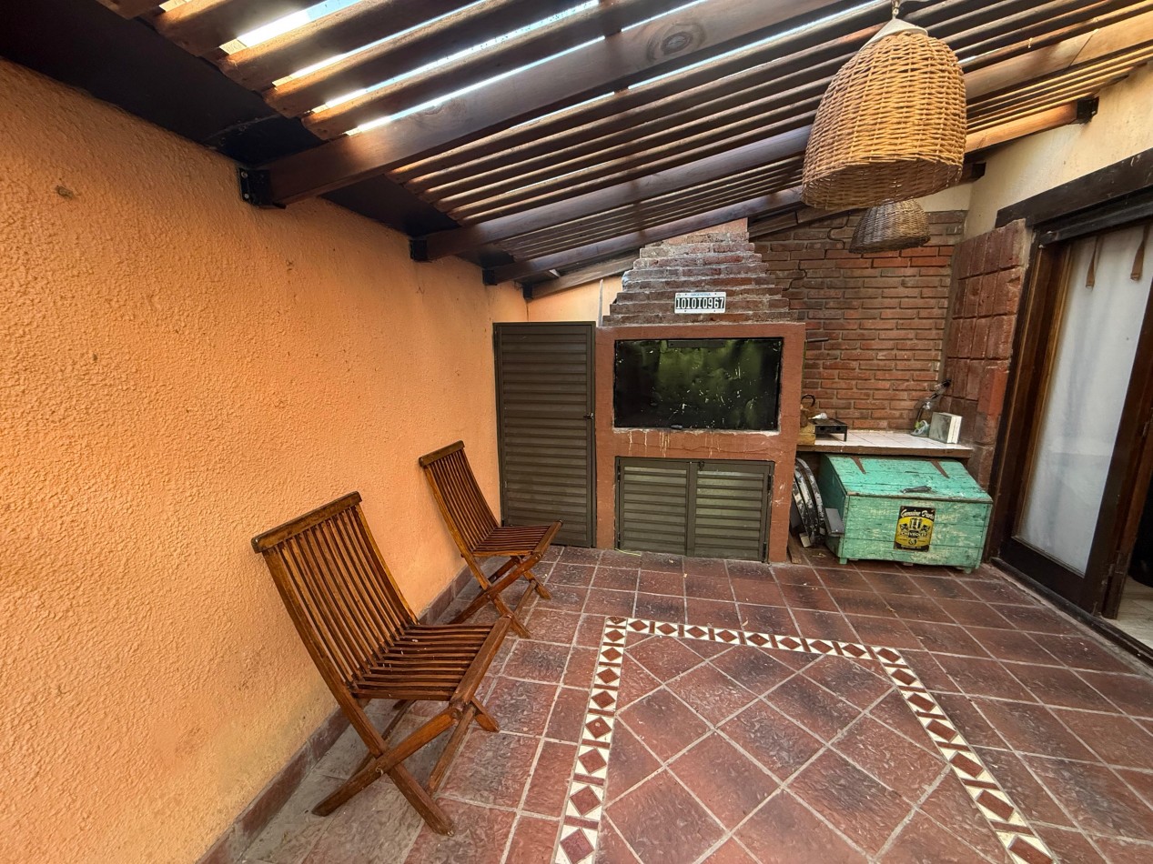 Casa de 6 ambientes en dos plantas - Parque Luro