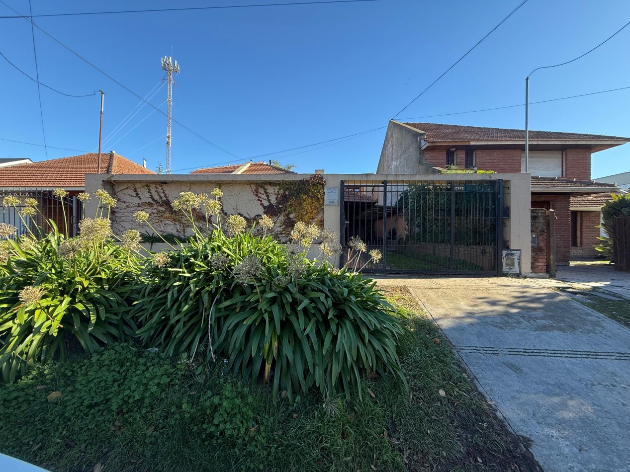 Casa de 6 ambientes en dos plantas - Parque Luro