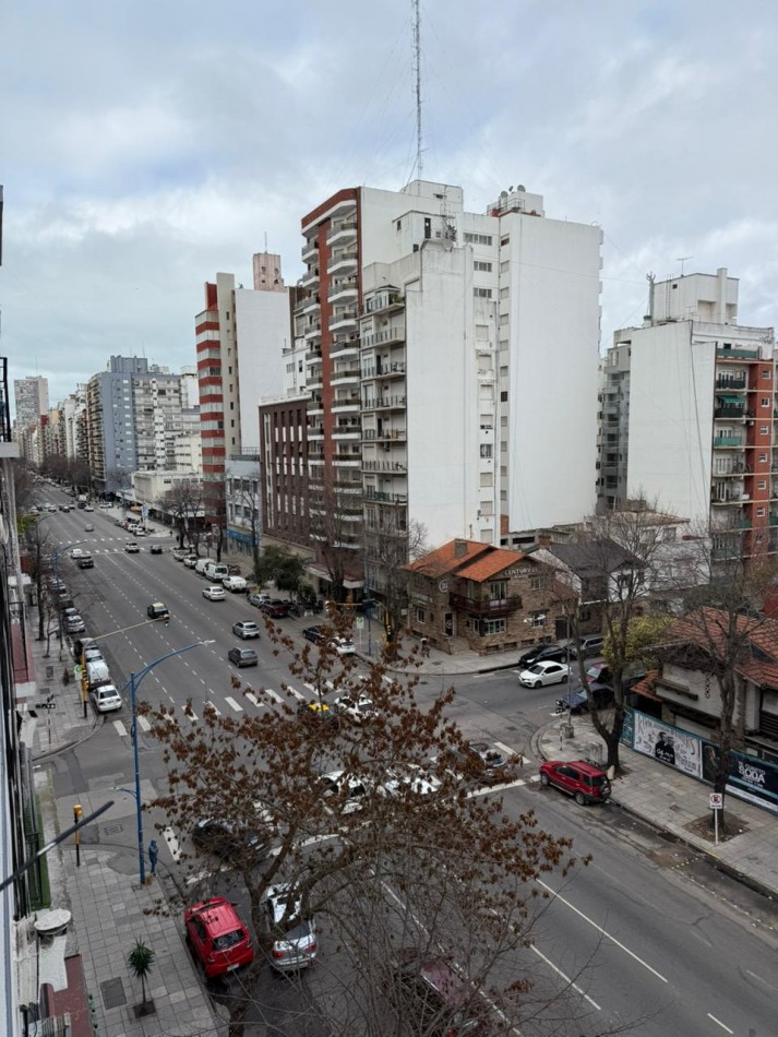 Encantador monoambiente a la calle con balcon y vista parcial a Plaza Mitre