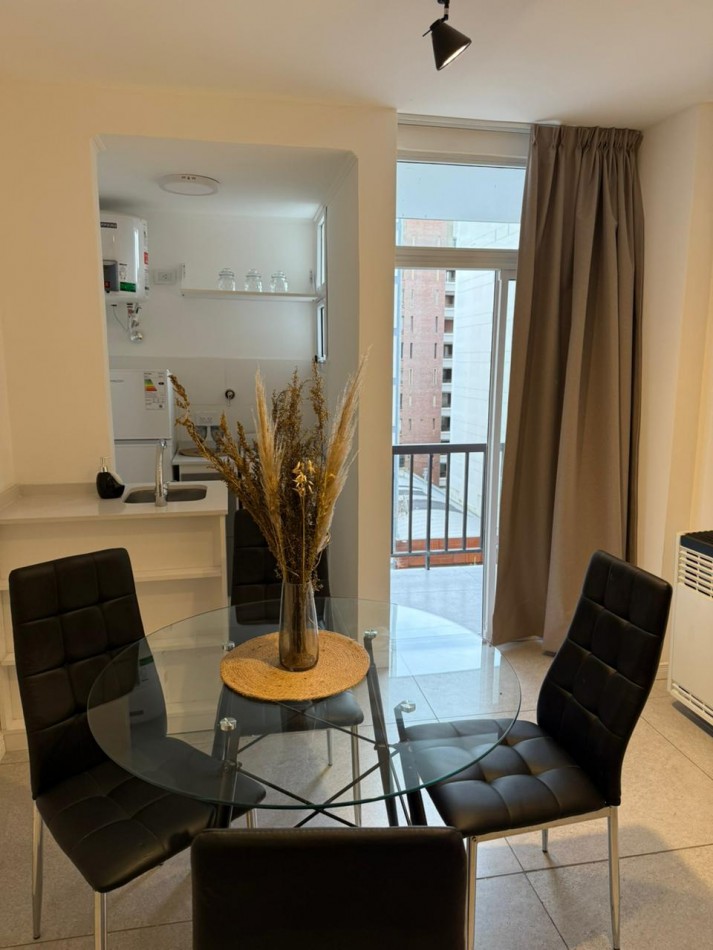 Encantador monoambiente a la calle con balcon y vista parcial a Plaza Mitre