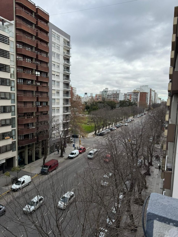 Encantador monoambiente a la calle con balcon y vista parcial a Plaza Mitre