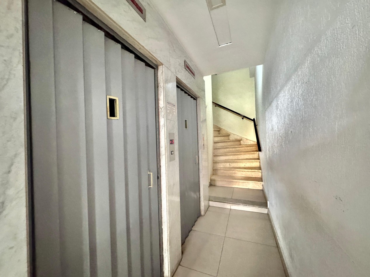 Ambiente dividido a la calle con balcon - Plaza Colon