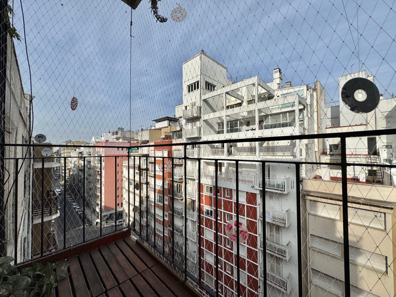 Ambiente dividido a la calle con balcon - Plaza Colon