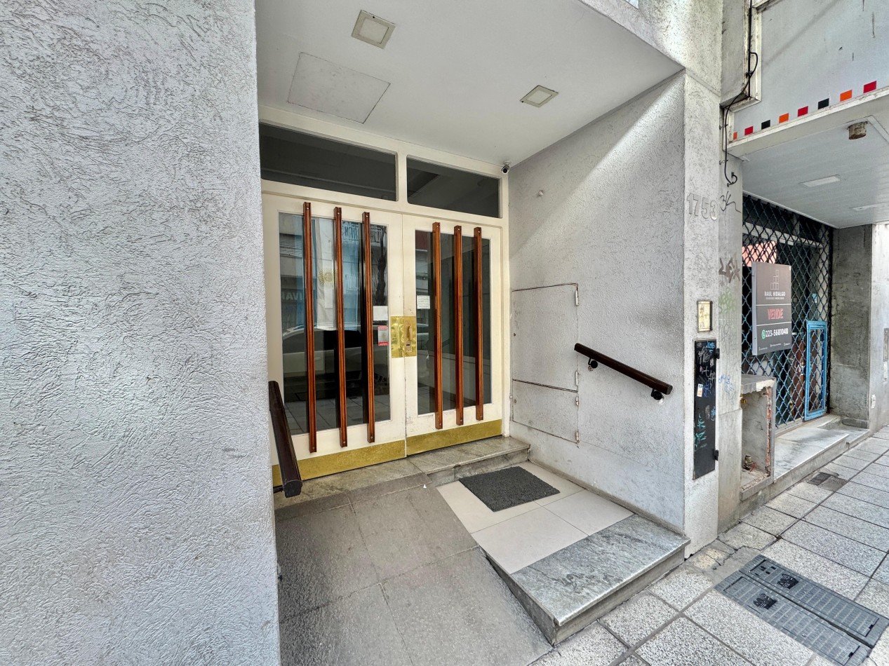 Ambiente dividido a la calle con balcon - Plaza Colon