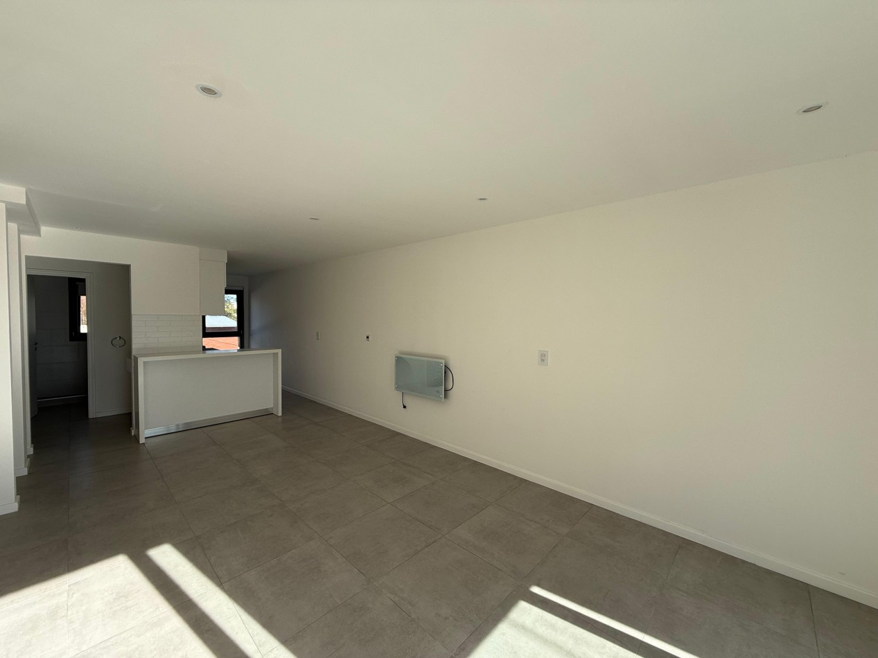 Alquiler - Departamento 2 ambientes con cochera en Barrio Los Pinares
