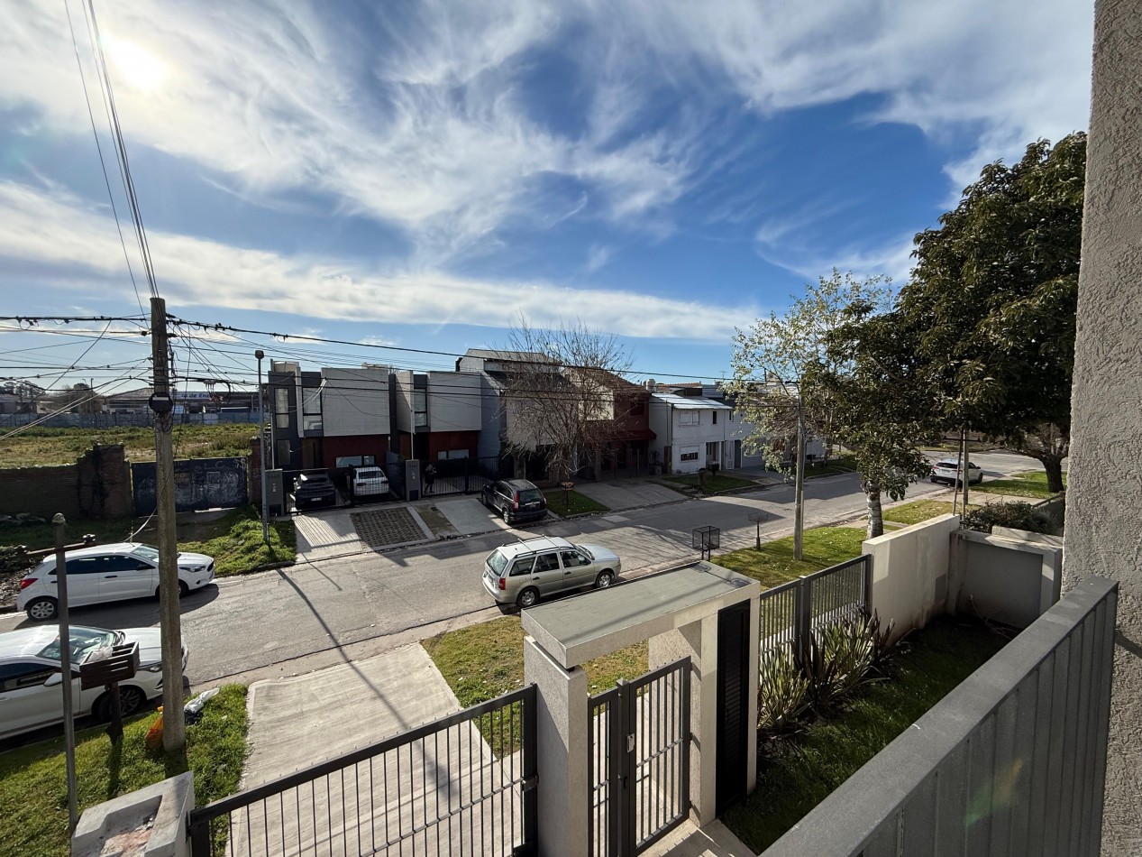 Alquiler - Departamento 2 ambientes con cochera en Barrio Los Pinares