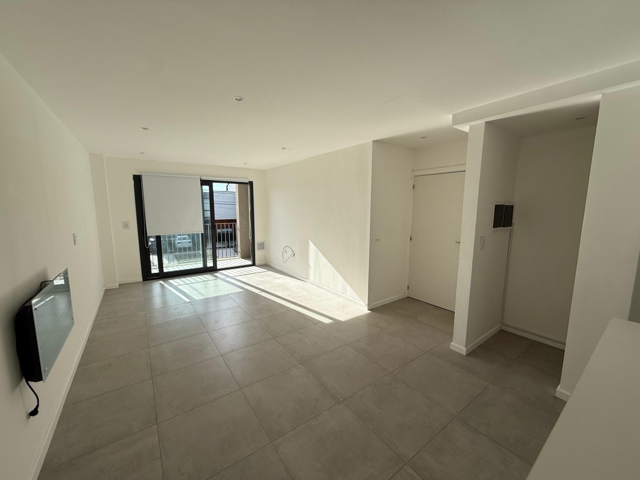 Alquiler - Departamento 2 ambientes con cochera en Barrio Los Pinares