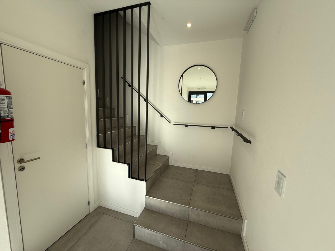 Alquiler - Departamento 2 ambientes con cochera en Barrio Los Pinares