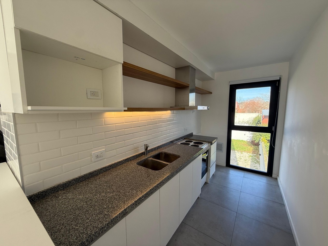 Alquiler - Departamento 2 ambientes con cochera en Barrio Los Pinares