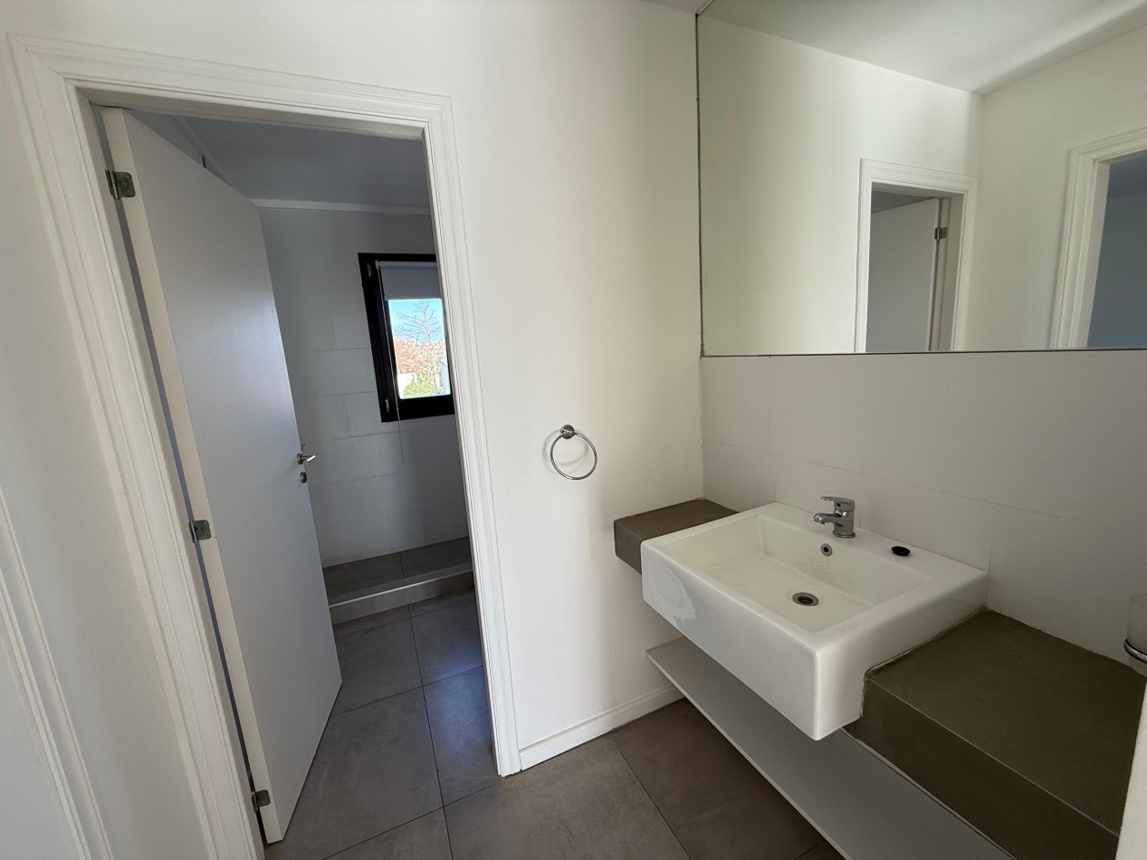 Alquiler - Departamento 2 ambientes con cochera en Barrio Los Pinares