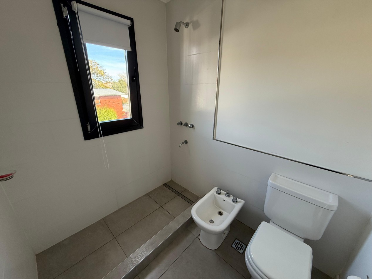 Alquiler - Departamento 2 ambientes con cochera en Barrio Los Pinares