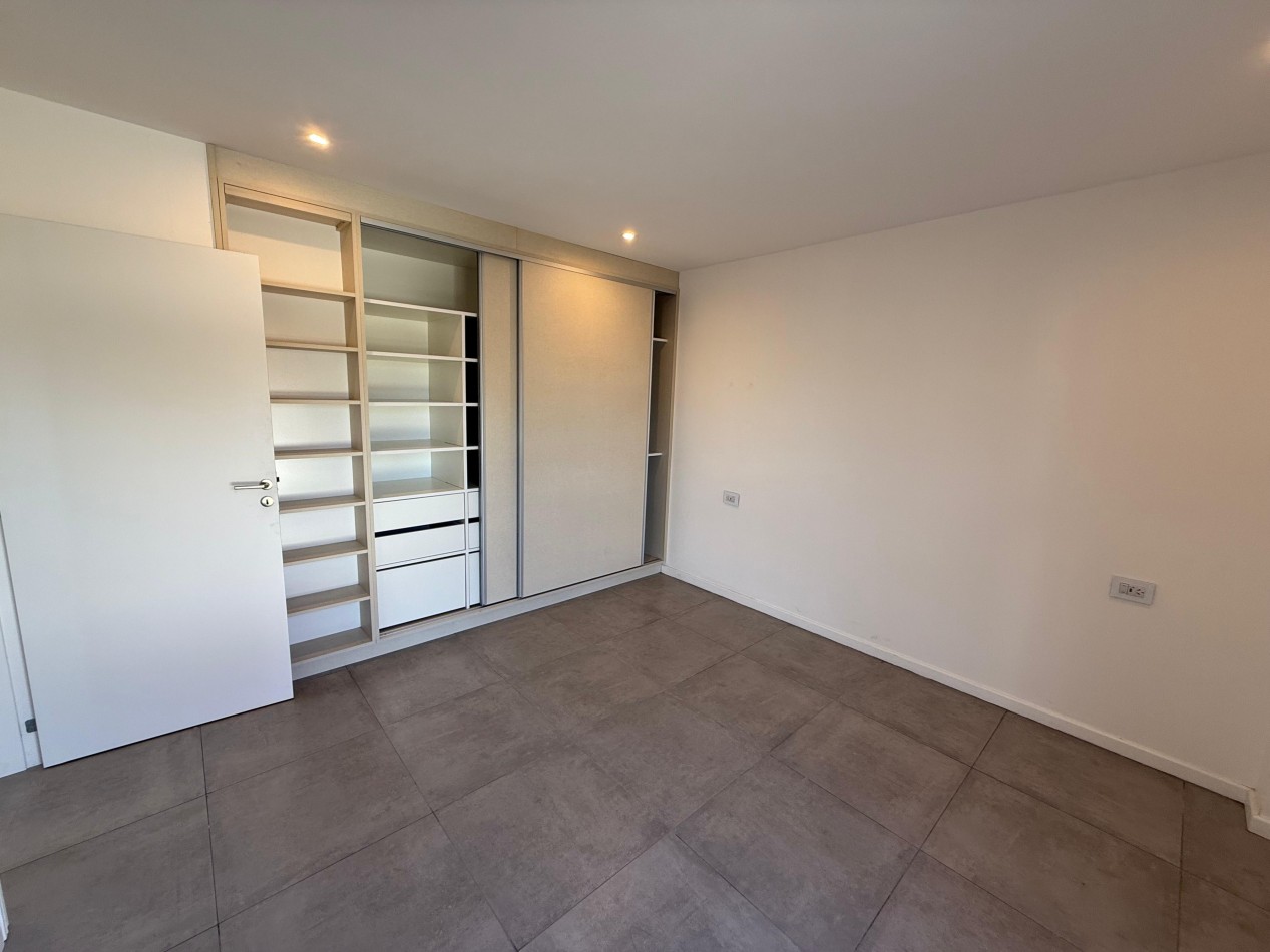Alquiler - Departamento 2 ambientes con cochera en Barrio Los Pinares