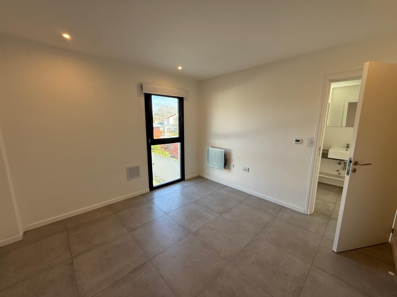 Alquiler - Departamento 2 ambientes con cochera en Barrio Los Pinares