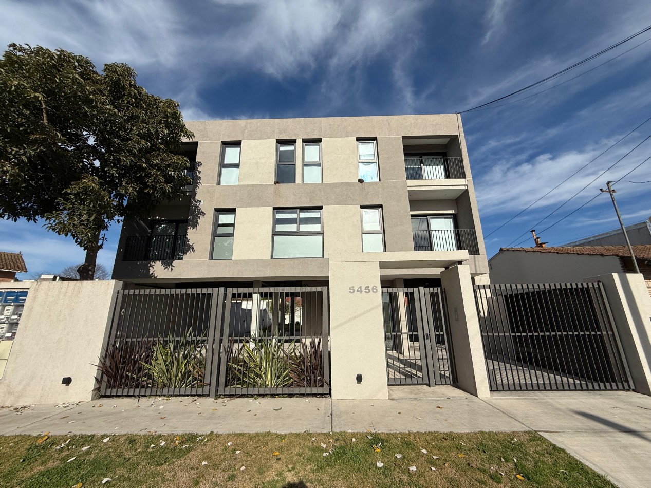 Alquiler - Departamento 2 ambientes con cochera en Barrio Los Pinares