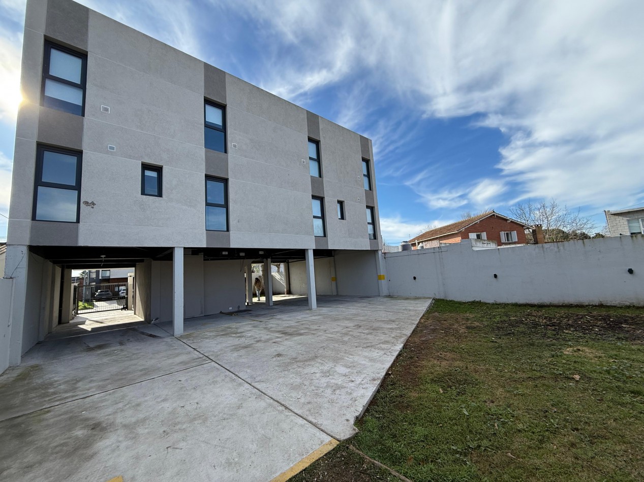 Alquiler - Departamento 2 ambientes con cochera en Barrio Los Pinares