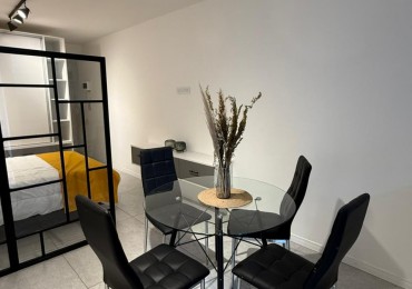 Encantador monoambiente a la calle con balcon y vista parcial a Plaza Mitre